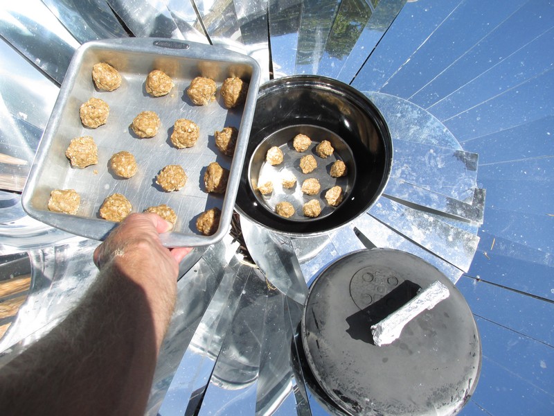 File:Willow Basket Parabolic Solar Oven - Smokey Joe Weber Barbecue and Cookie Dough Pans.JPG