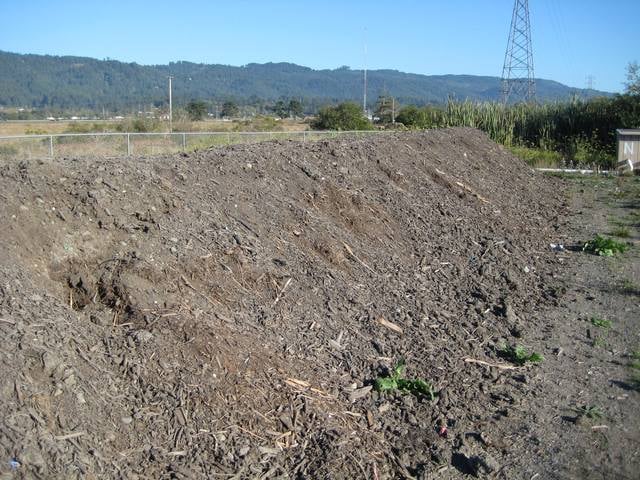 File:Woodland Schultze compost-pile-sideshot-web.jpg