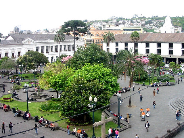 File:Panorámica de la Plaza Grande (Quito D.M.).jpg