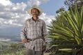 Oscar Sayes ha enfrentado dificultades para mantener sus cultivos debido a las sequías en El Salvador. A través del programa de Agua y Suelo para la Agricultura está implementando técnicas agrícolas que ayudan a que éstos sean más resilientes al cambio climático.