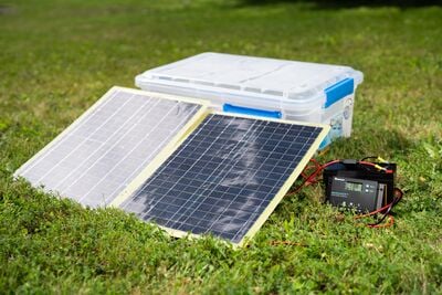 Foto van zonnepanelen tegen een bak met panelen die 26 graden gekanteld zijn om hun prestaties te optimaliseren in Arcata, CA tijdens de zomermaanden