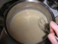 Calentar la mezcla de harina hasta formar una pasta.
