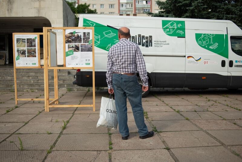 File:The Tolocar Van attracting interest outside of Peremoha Lab in Chernihiv.jpg
