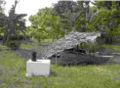 Fig 15: Cabaña con techo de paja, valla que protege el tanque de recolección de agua de lluvia.