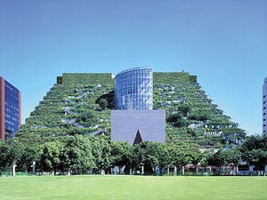 Zelená strecha Fukuoka.jpg