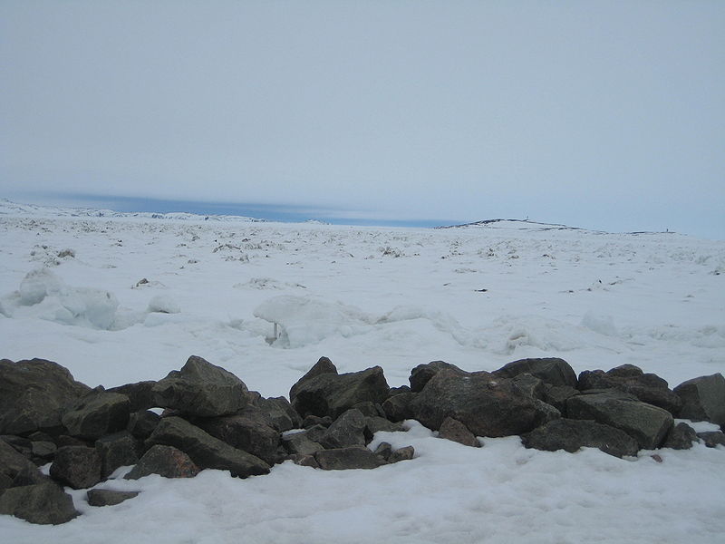 File:Iqaluit frobisherbay.JPG