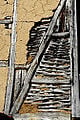 그림 2a: 칠 층 아래에 ​​있는 와틀 패널을 보여주는 와틀과 칠 사진.