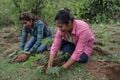 Ruth Lima y Selena Escalante plantan árboles como miembros en la comunidad Bosque San Lorenzo de Ahuachapán, El Salvador. Ambas hacen parte del emprendimiento juvenil Raindrop, que promueve las prácticas de Agua y Suelo para la Agricultura.