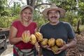 Deisy Salazar y su esposo Edgardo Rosales muestran su primera cosecha de cacao. Estos agricultores salvadoreños encontraron en el cacao una alternativa para prosperar con el apoyo del programa Alianza Cacao.