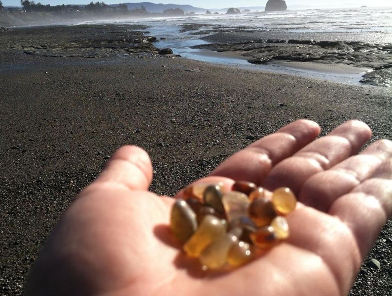 File:Agates in hand.jpg