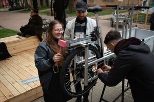 Eco Misto and Tolocar team members build E-Cargo Bikes with Till Wolfer and Linus Capellaro from XYZ Cargo in Hamburg.
