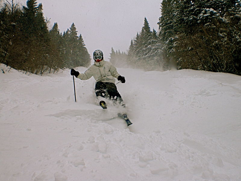 File:Mont-Sainte-Anne-Skiing.JPG