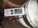gro line pH 측정기를 사용하여 저장소의 pH를 측정합니다.