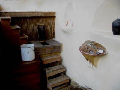 File:Interior Toilet Setup 1.jpg