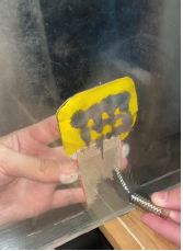 Ein Prototyp für den Abschnitt „Magnetsand“ der Ausstellung, der die Funktion des Magnetsands (Eisenspäne) demonstriert, der von einem beweglichen Magnetgitter angezogen wird.