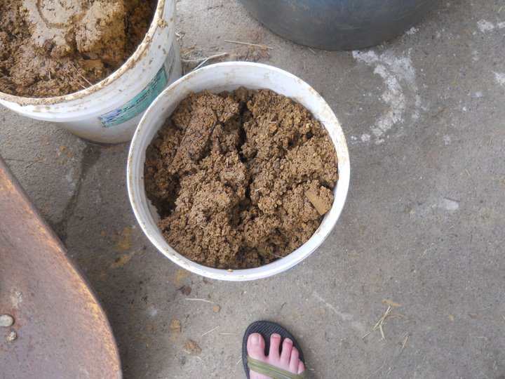 File:Bucket of sifted clay.jpg