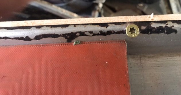 File:Detail of screw attachemnt pan to base.jpeg