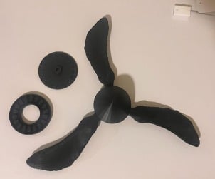 Álabes de turbina impresos en 3D (derecha) y bases de disco del primer prototipo de motor (izquierda)