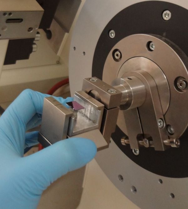 File:MTU XRD LOADSAMPLE.jpg