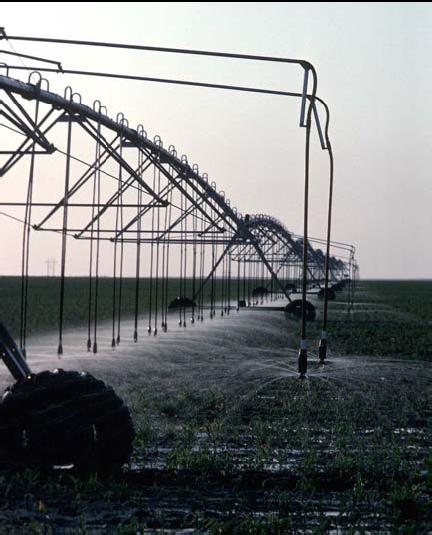 File:Center pivot irrigation sys with drop tubes.JPG