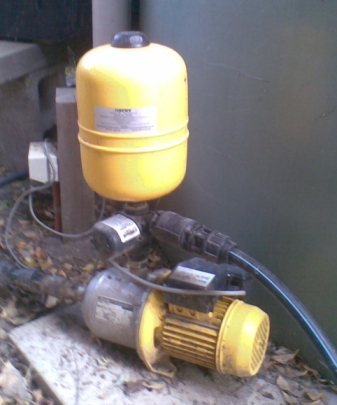 File:Surrey Hills house water pump.jpg