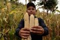 Marvin Isaías Chicas Ambrosio, de 17 años, residente en Gualococti, Morazán muestra los resultados irregulares y con mazorcas de poco tamaño en una parcela con cultivo tradicional en el Cantón, San Francisco Caserío Los Arenales, en San Simón.
