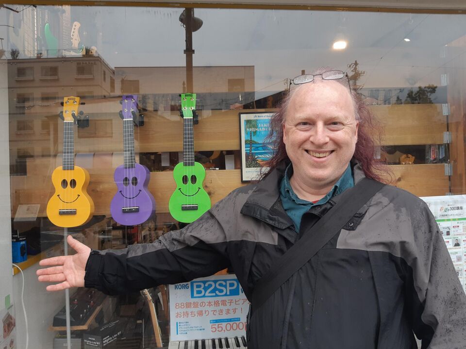 File:Dethe with happy ukes.jpg