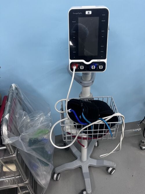 File:Surgical tourniquet 1.jpg
