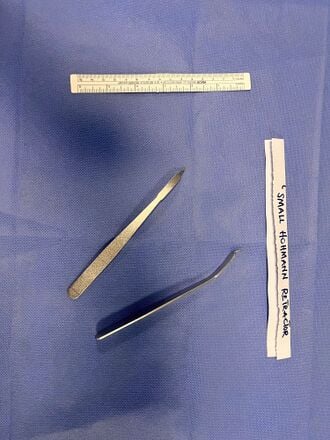 Small Hohmann retractor, first view