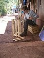 Fig. 1f: Zach reciclando madera para los soportes
