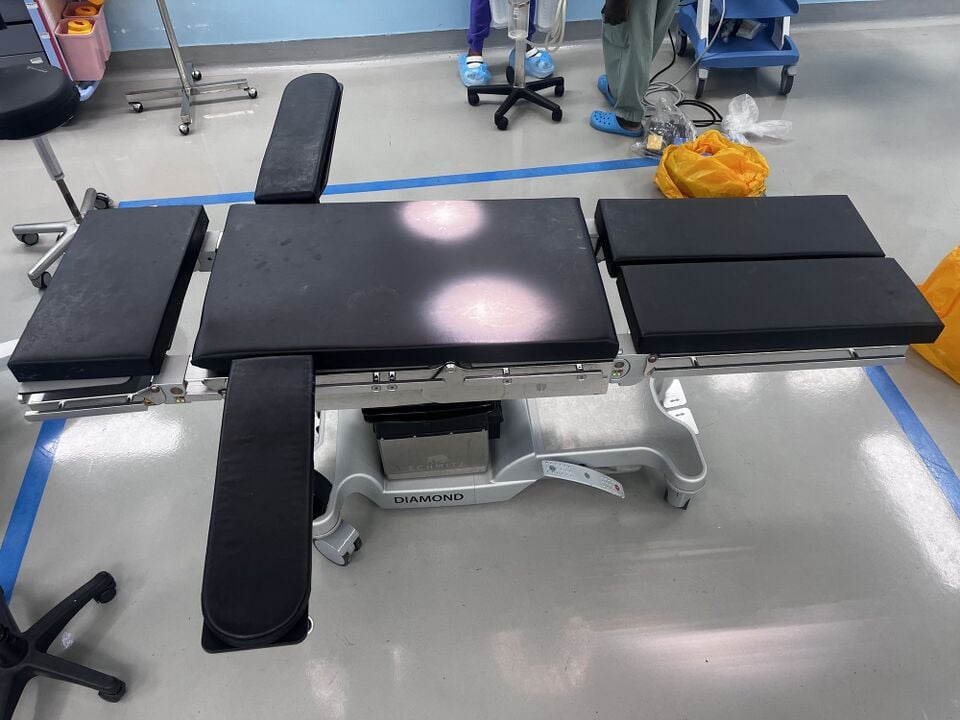 Operating table no drapes, view 3
