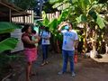 Equipo de voluntarios de Techo realizando la encuesta a habitante de la comunidad, Comunidad El Zonte, Chiltiupán (PNUD / TECHO El Salvador, 2021).