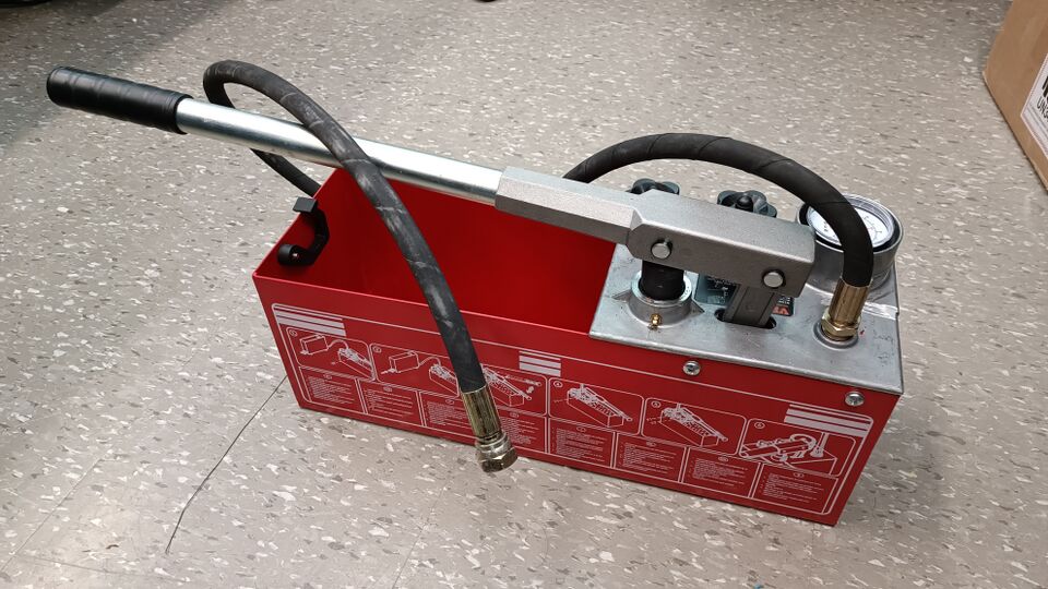 File:Handpump01.jpg