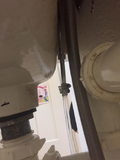 Figura 5: Tubería de vinilo conectada al suministro de agua de los lavabos