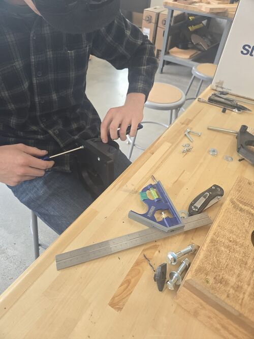 File:Willy Putting things together.jpg