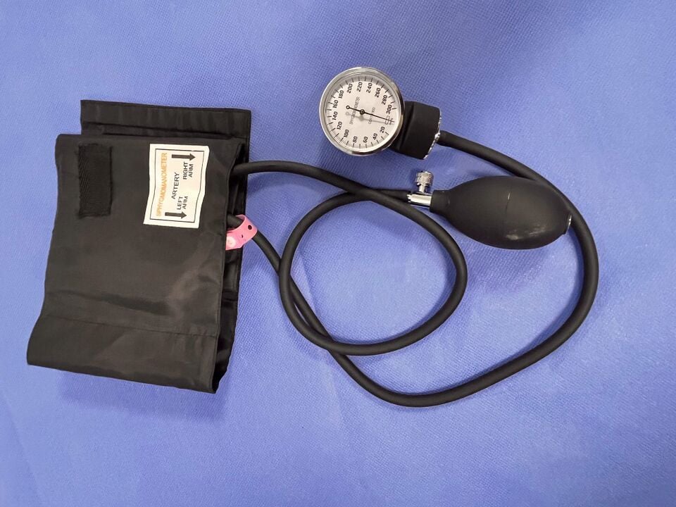 File:Manual sphygmomanometer 1.jpg