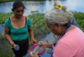 Mujeres del cantón Cuevitas, en el municipio de Metapán, realizando el monitoreo biológico de macroinvertebrados acuáticos en el lago de Güija.