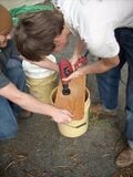 Fig 3: Usamos el taladro con la gubia de 3 pulgadas para hacer un agujero de drenaje donde se colocara el embudo que ira alineado a la superficie de la tapa.