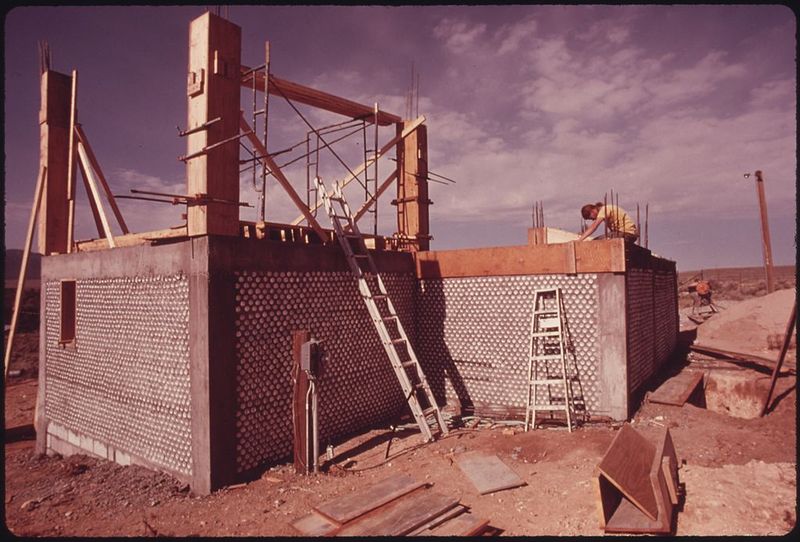 File:1024px-EXTERIOR OF AN EXPERIMENTAL ALL ALUMINUM BEER AND SOFT DRINK CAN HOUSE UNDER CONSTRUCTION NEAR TAOS, NEW MEXICO. THIS... - NARA - 556642.jpg