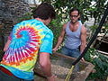 imagen 1i: Lonny Grafman y estudiantes cerniendo la tierra con una malla (con orificios de 2-3 cm) clavada a unos cuantos pedazos de madera reciclada