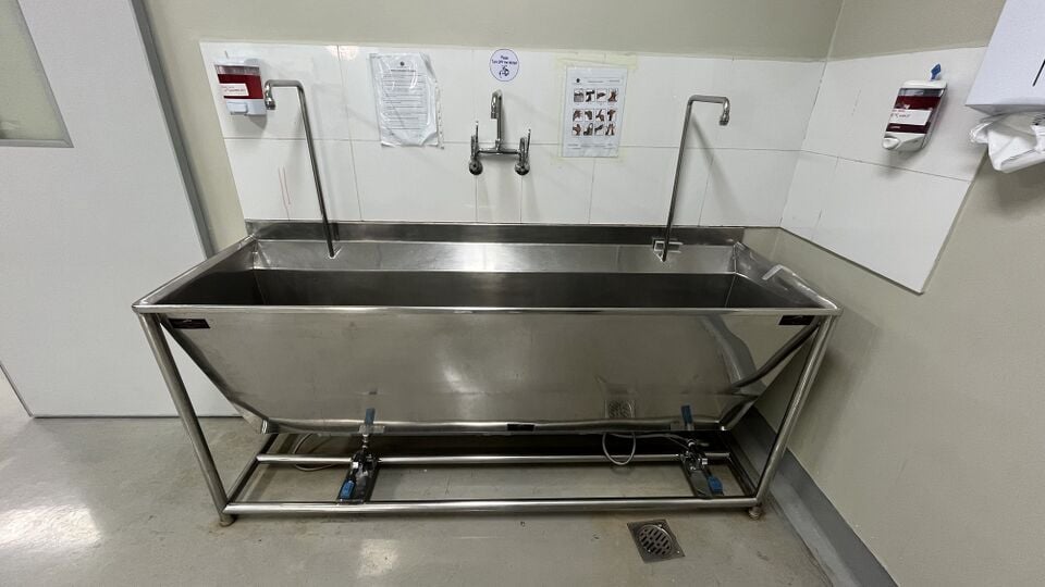 Scrub sink, view 2