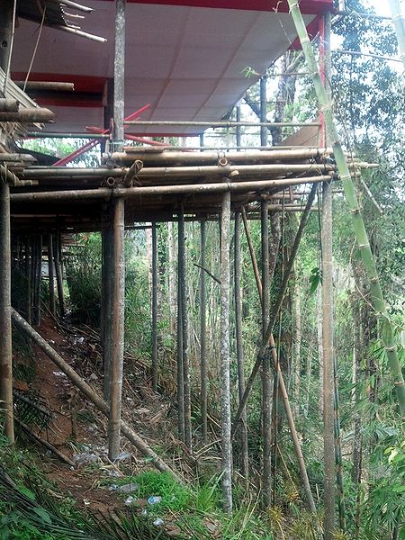 File:Bamboo welcoming platform Toraja.jpg