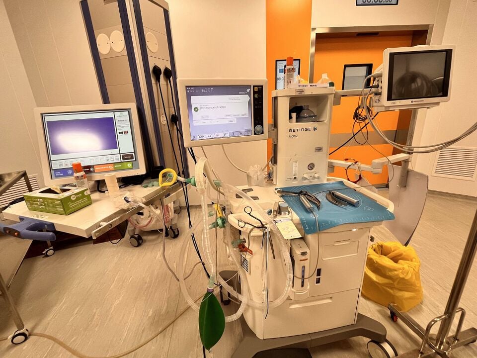 File:Anesthesia machine 1.jpg