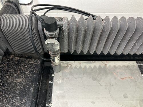 Remove the nozzle height tool from the top of the nozzle before adjusting the cutting head.