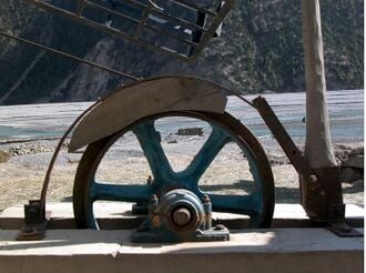 330px-Aerial_ropeways_Nepal_brakingsystem.jpg