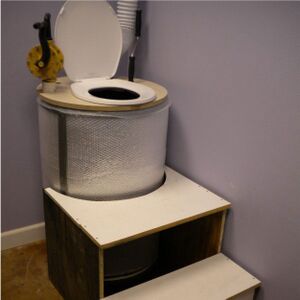 https://www.appropedia.org/w/images/thumb/6/6a/Composting-toilet-square.jpg/300px-Composting-toilet-square.jpg