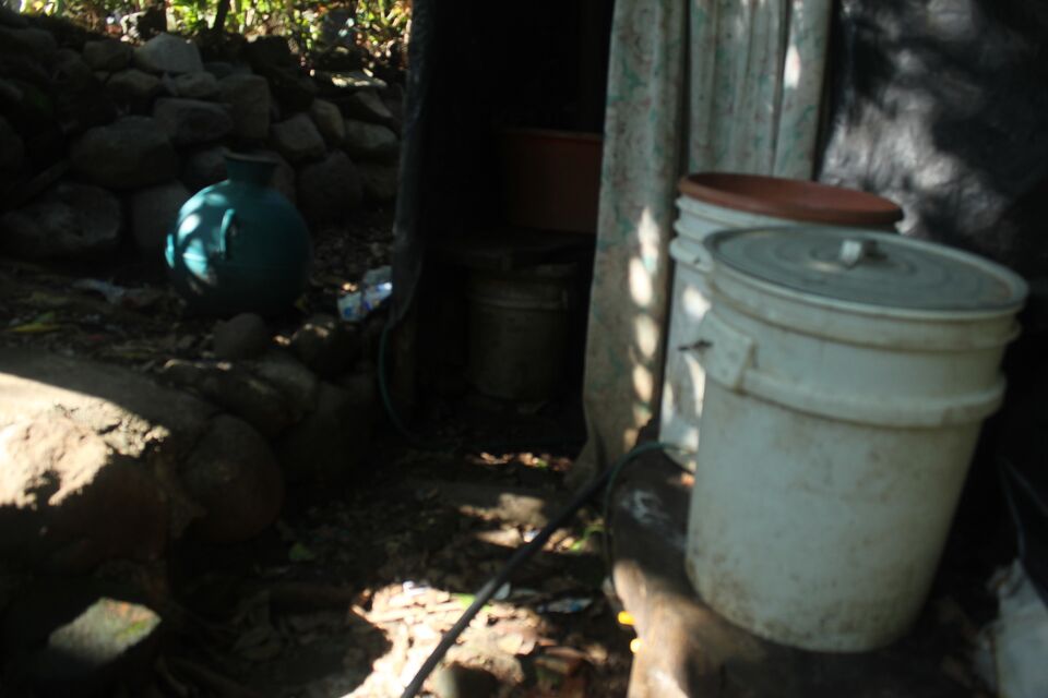 File:Recipientes con agua almacenada.jpg