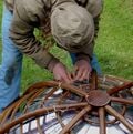 Прикрепите зеркала к раме с помощью конопляной бечевки.