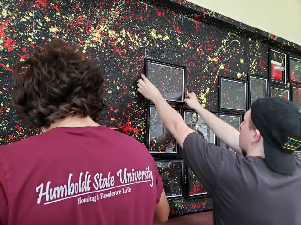 File:Framed Four Hang Frames.jpg