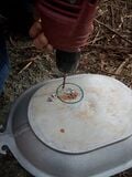 Fig 7: La vasija se coloca sobre la tapa. Dibujamos un círculo en el fondo de la vasija, el círculo debe coincidir con el agujero que hicimos en la tapa y servirá de drenaje, usamos el taladro para crear el drenaje.
